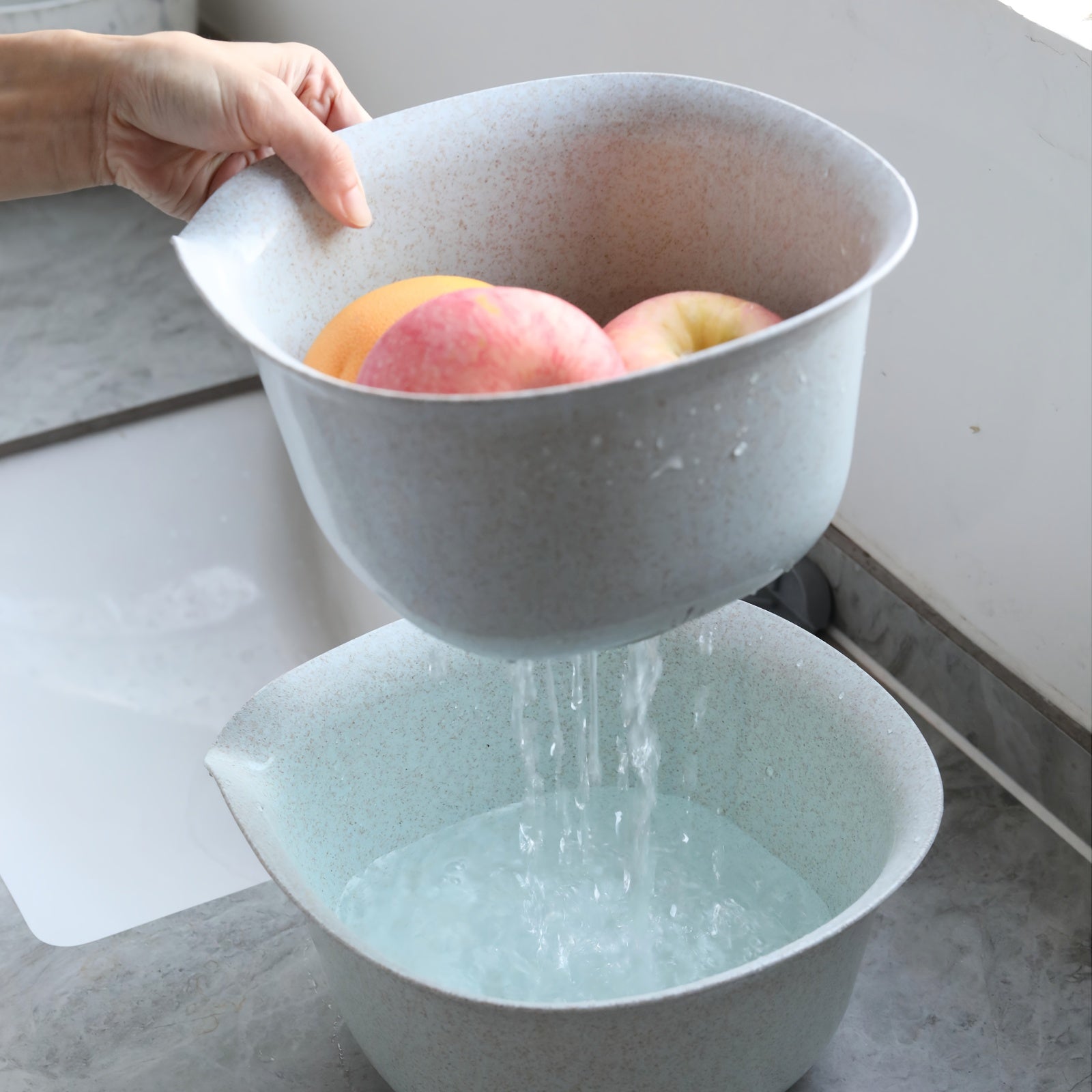 1pc Salad Bowl Set with Strainer Lid & Hand Juicer - Non-Slip Base Plastic Serving Bowl, Multi-Purpose Kitchen Tool Suitable for Salad Making, Dressing Mixing, Juice Extraction, Compact for Small Kitchens, Hygienic for Home Use